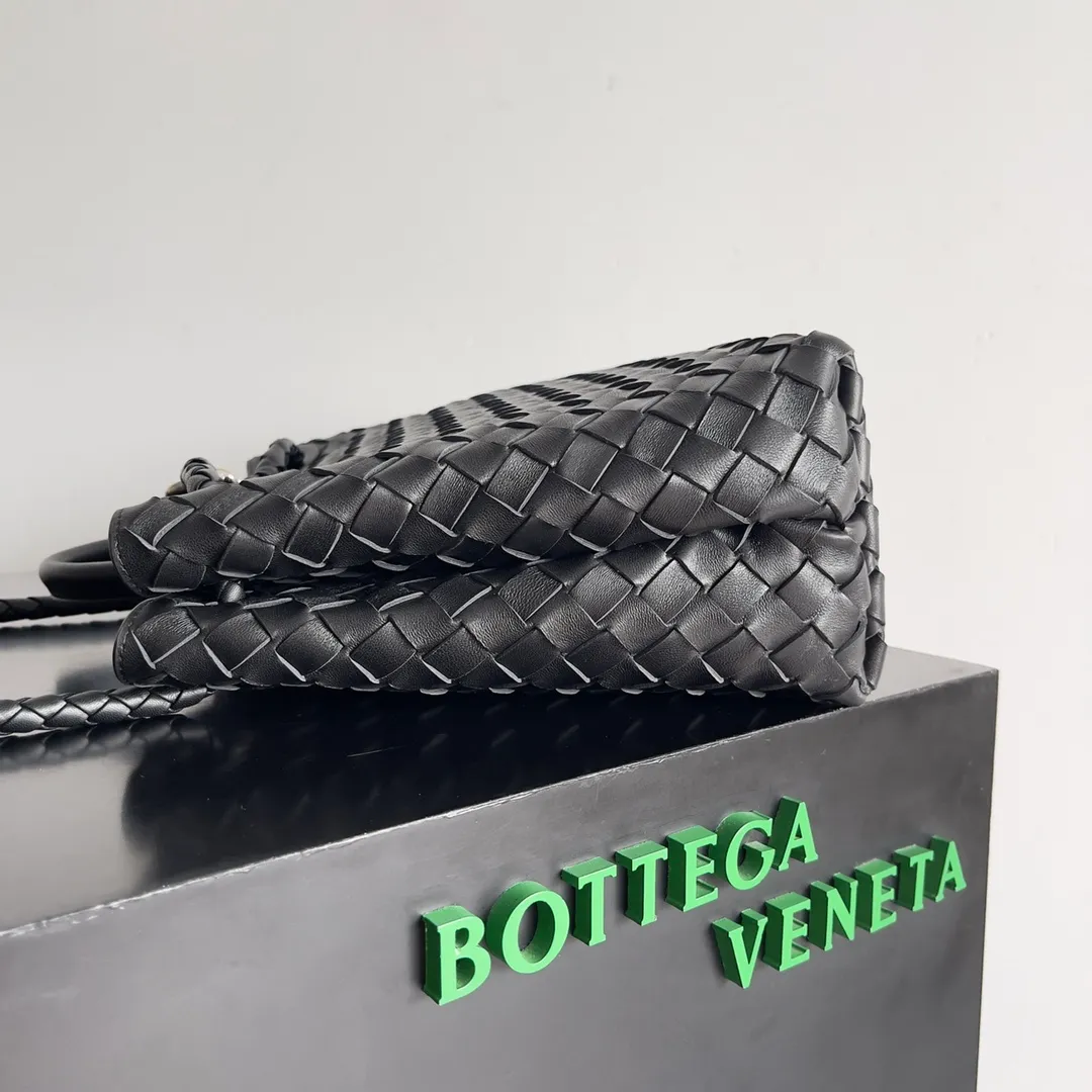 The 2023 new Andiamo batch of 2260 BV has been shipped‼ ️Really popular🔥The new Andiamo woven handbag launched by Bottega Veneta this season is really popular all over the world! ! Celebrities at home and abroad have worn it, and Oscar-winning actress Michelle Yeoh has taken it out on the street. Song Jia, Trai Yara, Yu Feihong, Sanji Ayaka, Rosie Hunting-Whiteley, Yoshioka Riho, etc. have all picked up this bag. It is classic and versatile, showing off its temperament, and the bag capacity is also large, which is very convenient for daily commuting! ! A variety of carrying methods, the shoulder straps can be adjusted by yourself, the original lambskin feels soft and delicate, and the unisex style breaks the gender boundaries and brings a more practical and long-lasting use experience. Andiamo, which has both elegant and casual styles, perfectly interprets the true appearance of "fashionable old money style". Style number: 743572 Size: 32*24*12